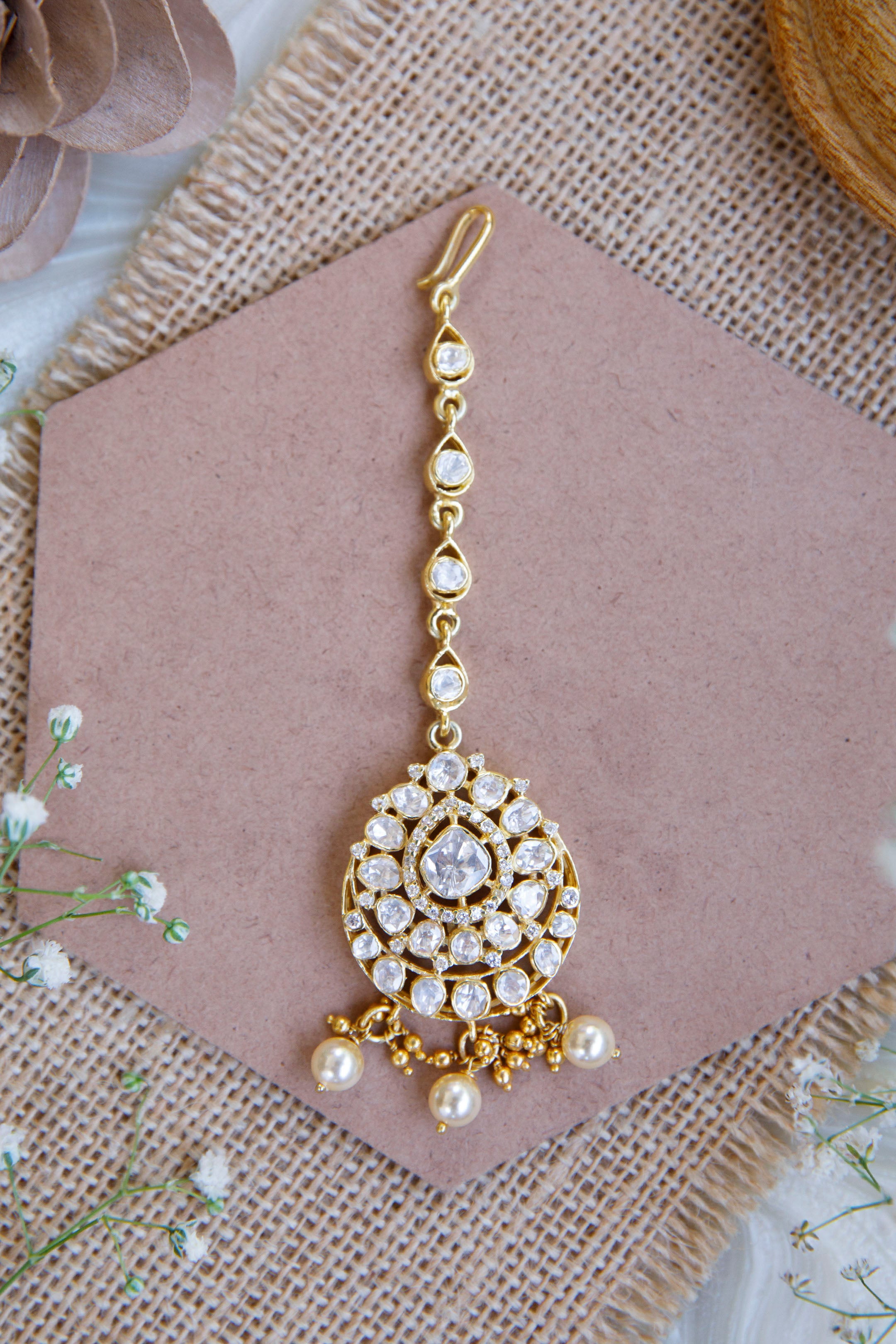 thanisha-moissanite-polki-tikkaThanisha Moissanite Polki TikkaTapri IndiaMOISSANITE POLKI, MAANGTIKKA,